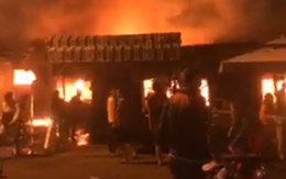 Video: Cháy lớn chợ Phước Long, 40 sạp hàng bị thiêu rụi hoàn toàn