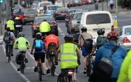Ireland: Ôtô vượt xe đạp phải giữ khoảng cách tối thiểu 1 mét