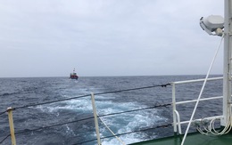 Tàu kiểm ngư lai dắt tàu cá bị nạn trên vùng biển Trường Sa về bờ an toàn