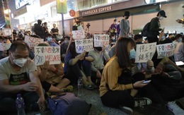 Cảnh sát Hong Kong siết vòng vây, phụ huynh người biểu tình đang... biểu tình ngồi