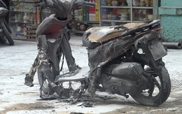 Video: Mang xe máy ra giữa bãi giữ xe của chợ rồi đổ xăng đốt