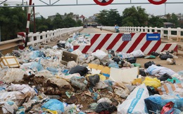 Bãi rác trên cầu nhiều tháng không ai dọn, dân xử lý bằng cách vứt xuống sông