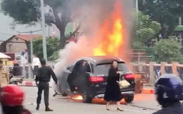 Khen CSGT cứu người bị kẹt giữa xe máy và xe Mercedes đang cháy