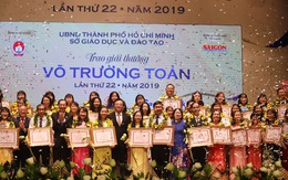 Cái ôm chặt của trò gây ấn tượng mạnh cho cô giáo nhận giải thưởng Võ Trường Toản