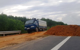 Đổ đất để ngăn xe chạy 'chui' trên cao tốc La Sơn - Túy Loan