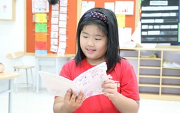 Cô bé lớp 3 làm sách 'bằng cả trái tim' tặng mẹ
