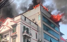 Cháy chung cư mini trên phố Trung Kính