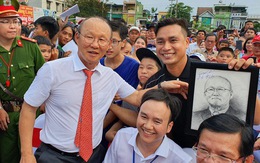 Ông Park gia hạn hợp đồng, CĐV hài hước nói: 'Lại sắp được ăn lẩu Thái thêm vài năm'