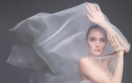 Angelina Jolie bất ngờ khỏa thân trên tạp chí Harper's Bazaar