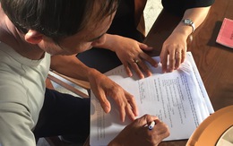 Các gia đình ở Hà Tĩnh viết đơn làm thủ tục nhận người thân tại Anh