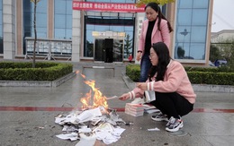 Thư viện Trung Quốc đốt sách, dân mạng ví như... thời Tần Thủy Hoàng