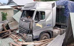 Xe container lao vào nhà trong đêm, nhà đổ sập dưới bánh xe, 3 người thoát chết