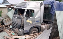Video: Xe container đâm sập nhà dân, 3 người thoát chết