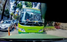 Xe buýt chạy ngược chiều nghênh ngang, một ôtô 'buộc' xe buýt phải đi đúng