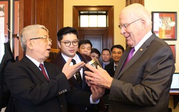 Hộp đất đặc biệt thượng tướng Nguyễn Chí Vịnh tặng thượng nghị sĩ Mỹ
