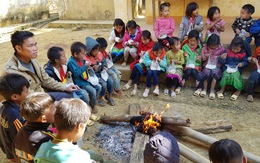 Hình ảnh xúc động: Thầy cô đốt củi sưởi ấm cho trò ở Sơn La