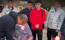 Video cầu thủ U23 Việt Nam lặng nhìn thầy Park ôm mẹ khóc khi về thăm nhà