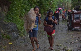 Người Philippines bồng bế chạy siêu bão Kammuri, SEA Games 'hồi hộp'