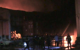 Video: Nhà xưởng sản xuất mica cháy ngùn ngụt trong đêm