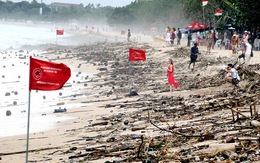 18 tấn rác tràn ngập bãi biển nổi tiếng ở Bali