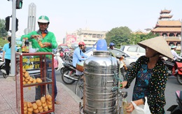 Tủ bánh mì miễn phí trên vỉa hè Sài Gòn của cô sinh viên trường kinh tế