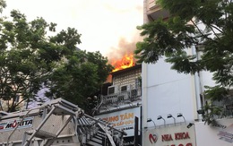 Sân thượng cửa hàng ở quận 10 bốc cháy, hàng chục nhân viên tháo chạy