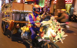 Độc đáo xe rác tuần lộc đón Giáng sinh giữa Sài Gòn