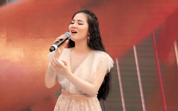 'Sao Mai' Phạm Thùy Dung tung bộ đôi CD 'Moon' và MV 'Ave Maria'