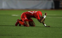 Cầu thủ Singapore đấm liên tiếp xuống sân sau khi Đức Chinh ghi bàn
