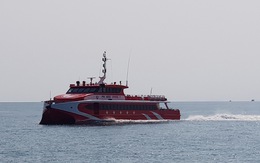 Tàu cao tốc đổi hành trình để cứu 4 người trôi dạt trên biển
