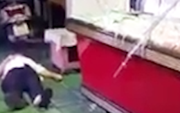 Video: Dùng búa tấn công tiệm vàng khi đang diễn ra trận đấu Việt Nam - Singapore, 2 người bị thương
