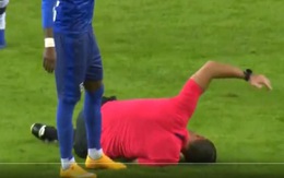 Video: Trọng tài bị 'đánh nguội' đau đớn rời sân thay bằng... trọng tài thứ 4