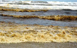 Nước biển gần Khu kinh tế Dung Quất đen, nổi bọt vàng bất thường
