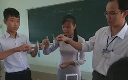 Thầy giáo gom ve chai làm thiết bị thí nghiệm để trò vui học hóa