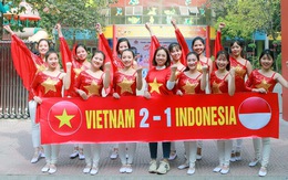 Cô trò trường mầm non 'nhuộm đỏ' sân trường cổ vũ U22 Việt Nam
