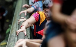 Đi 500m mất 2 tiếng, nhiều người xỉu trên đường 'chơi hội chùa Hương'