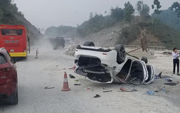 Mazda 6 lật ngửa trên cao tốc Nội Bài - Lào Cai, 3 người bị thương