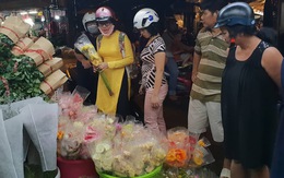 Chợ hoa Hồ Thị Kỷ nhộn nhịp đêm trước ngày Valentine