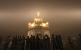 Hàng ngàn người đội mưa trong đêm bái Phật trước giờ khai hội Yên Tử