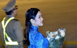 9X tặng hoa cho ông Trump ở sân bay Nội Bài: một cô gái thú vị!
