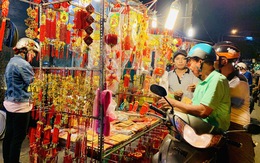 Siêu thị đóng cửa, dân Sài Gòn đổ xô ra chợ mua đồ Tết
