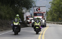 Xe chở hàng viện trợ Mỹ tới cầu biên giới Venezuela