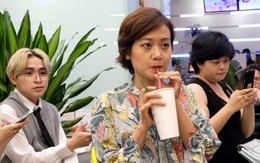 'Sao' Việt dùng ống hút bột gạo uống trà sữa ở Sài Gòn