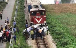 Ôtô băng đường ngang bị tàu kéo lê: 2 người chết, 3 người bị thương