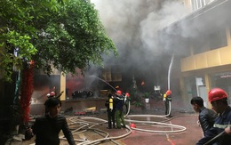 Cháy khách sạn 8 tầng ngay sát bệnh viện, 1 người chết