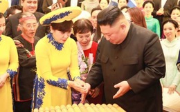 Ông Kim Jong Un nghe hát 'Hạ trắng', thử gảy đàn bầu và k'lôngput