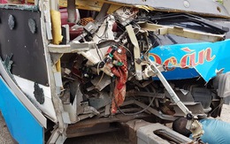 Xe khách mất lái tông trụ cầu vượt, 11 người bị thương