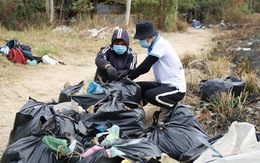 Sinh viên Sài Gòn cùng nhau đi dọn rác