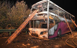 Cháy xe buýt du lịch, ít nhất 26 người chết