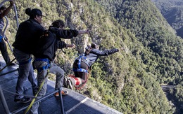 10 giây thót tim với nhảy bungy cao nhất thế giới từ trên cầu